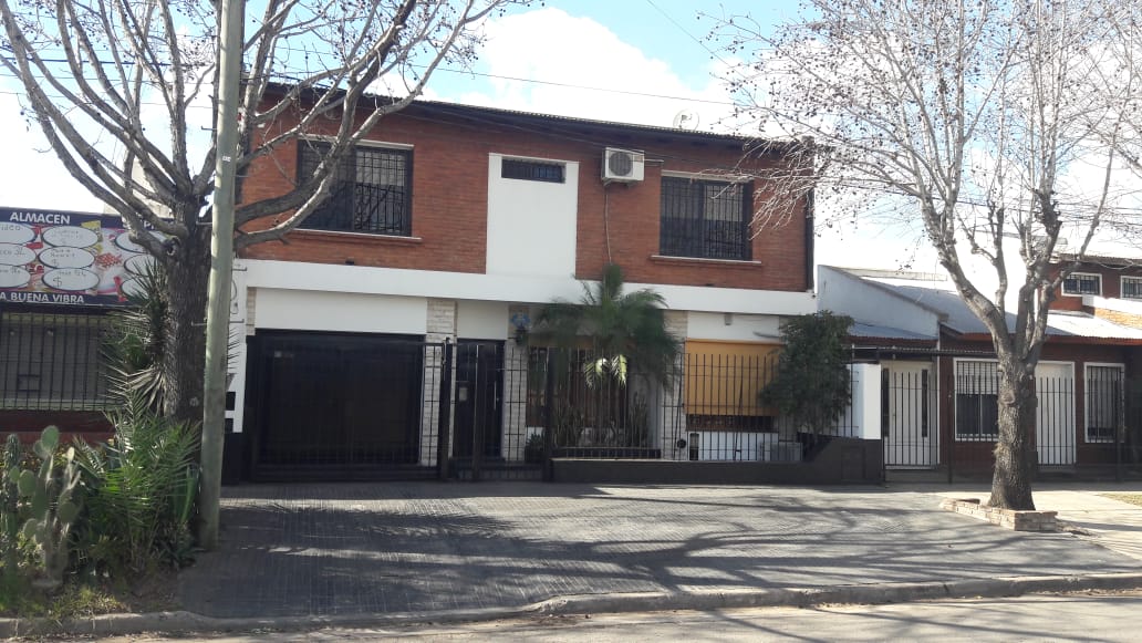 Casa muy luminosa a 200m Av Mendoza